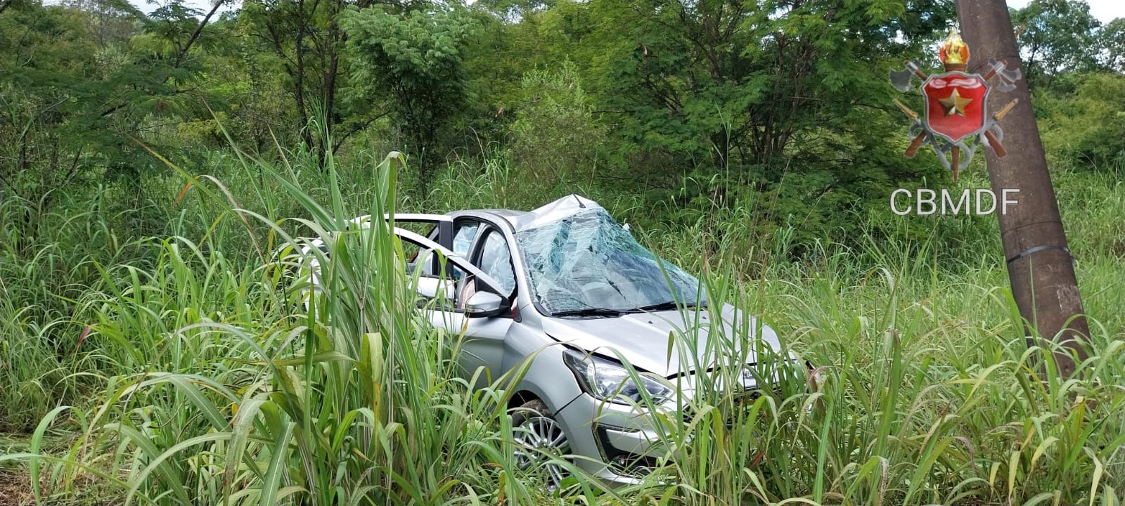 Carro Colide Poste No Riacho Fundo I E Motorista Conduzido Em