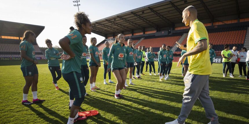 Com time completo, seleção feminina treina com apoio de Richarlison