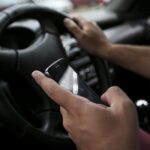 Mais de 1.500 motoristas foram flagrados usando celular ao volante na última semana