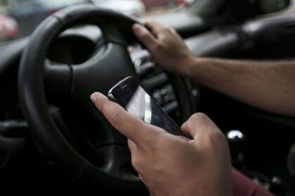 Mais de 1.500 motoristas foram flagrados usando celular ao volante na última semana