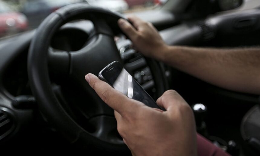 Mais de 1.500 motoristas foram flagrados usando celular ao volante na última semana