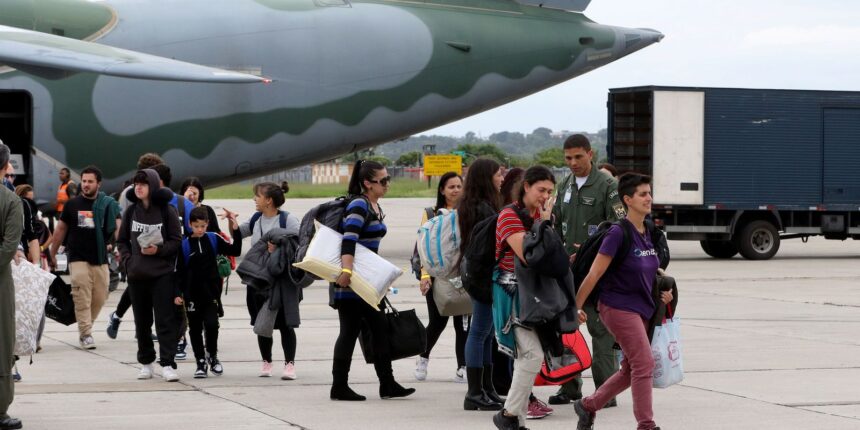 Avião pousa no Rio trazendo 67 brasileiros de Israel