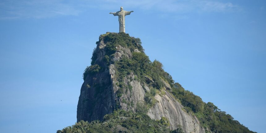 Cristo Redentor completa 92 anos com festa e missa