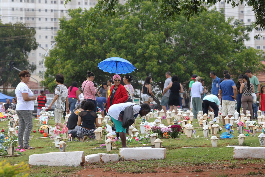 Finados: cemitério de Taguatinga tem grande movimento de visitantes