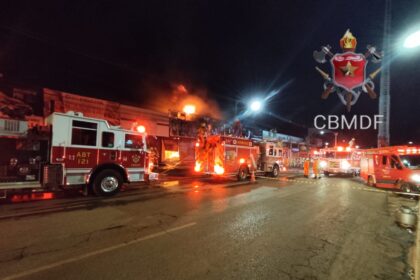 Incêndio de grande proporção mobiliza bombeiros em Taguatinga