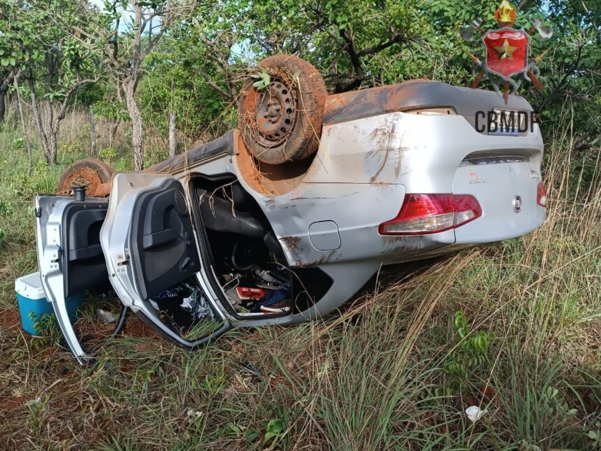 Motorista fica gravemente ferido, após carro sair da pista e capotar na BR-020