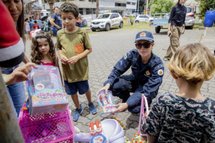 Natal Solidário: PMDF arrecada brinquedos e alimentos para famílias