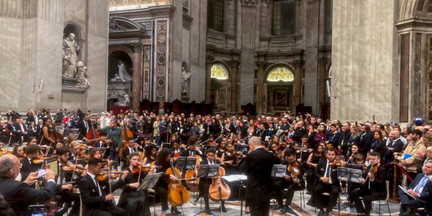 Orquestra formada por jovens da periferia se apresenta no Vaticano