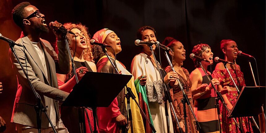 Orquestra que reúne brasileiros e refugiados se apresenta em Brasília