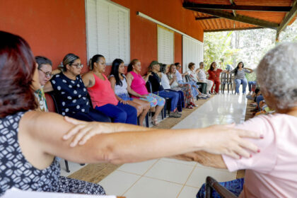 Rodas de terapia levam acolhimento para mulheres do campo