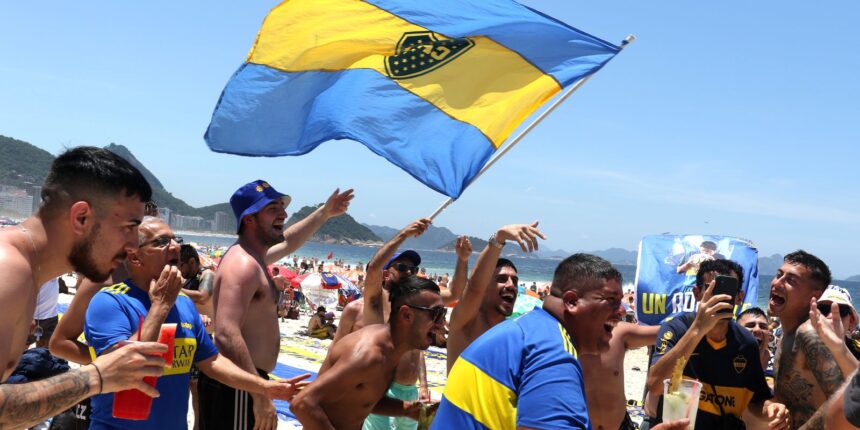 Torcedores do Boca transformam Copacabana em embaixada do clube