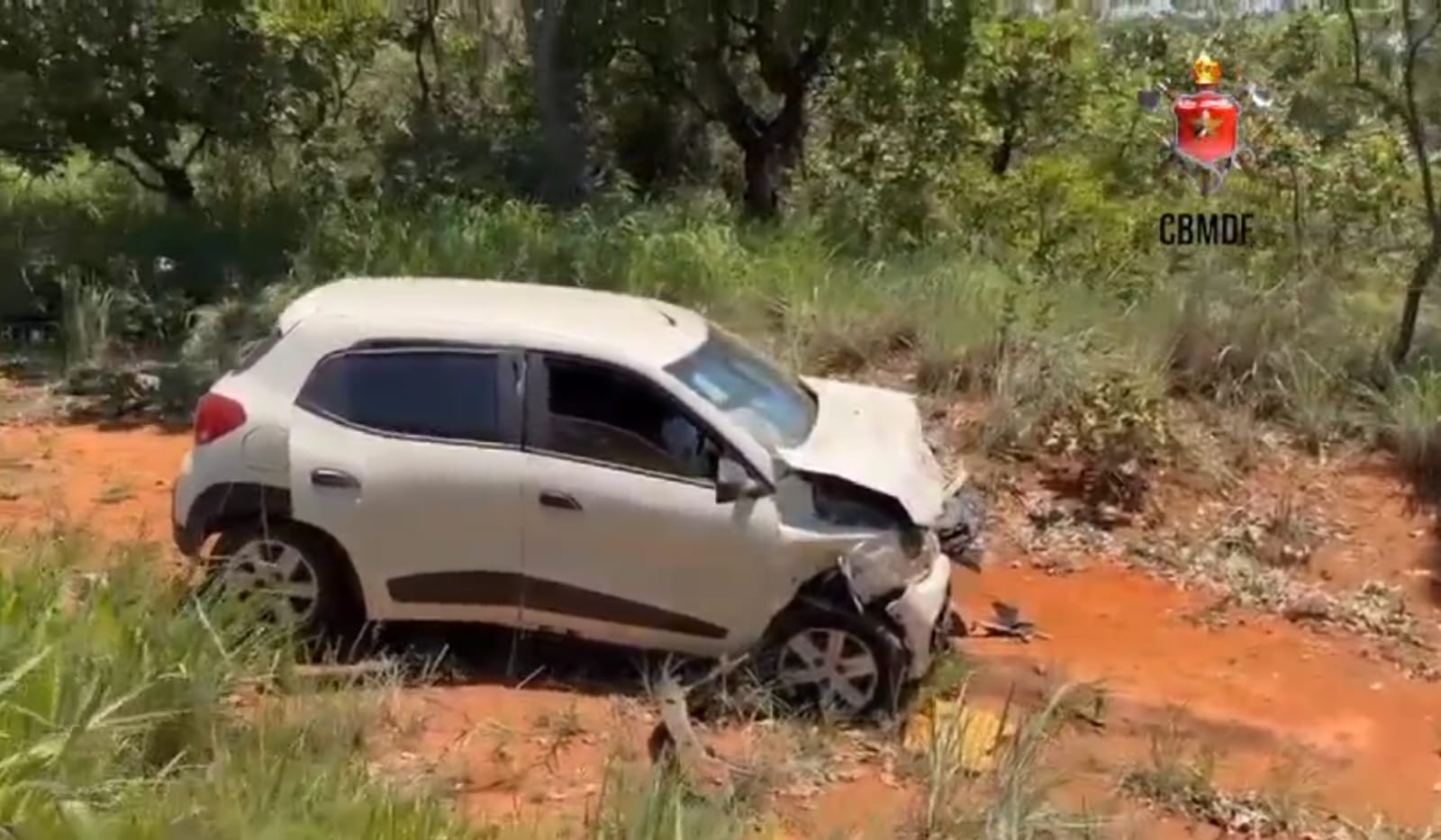 Cinco pessoas ficam feridas em acidente entre carros e caminhão