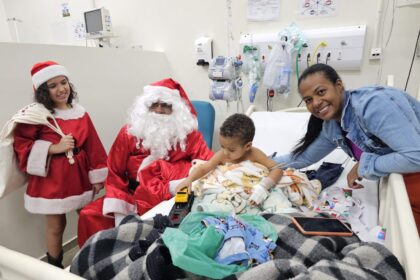 Policial Noel visita pediatria do Hospital de Santa Maria