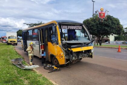 Quatro pessoas ficam feridas em acidente entre micro-ônibus e caminhão