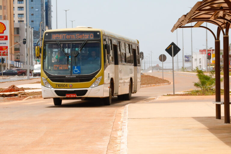 Serviços têm horários especiais na véspera e feriado de Natal