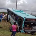 Acidente entre carro e ônibus deixa uma vítima fatal e outras 20 feridas