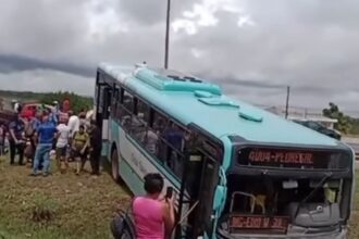 Acidente entre carro e ônibus deixa uma vítima fatal e outras 20 feridas