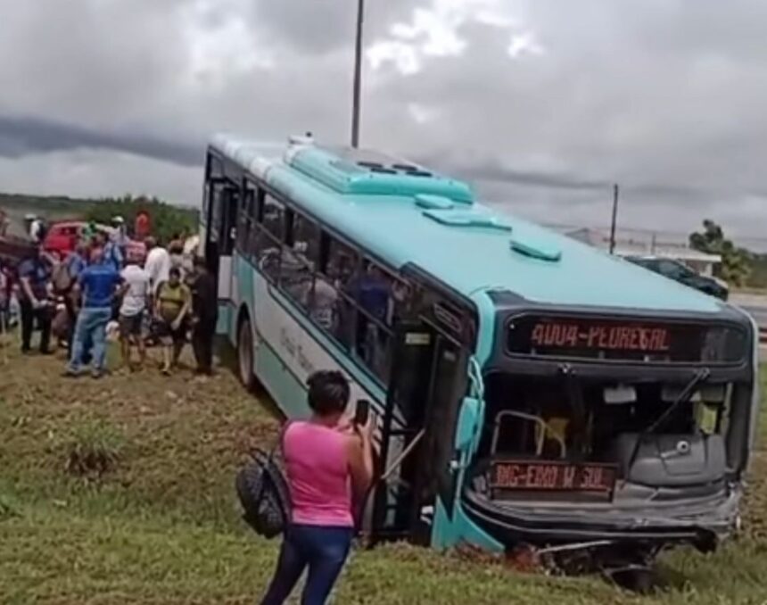 Acidente entre carro e ônibus deixa uma vítima fatal e outras 20 feridas