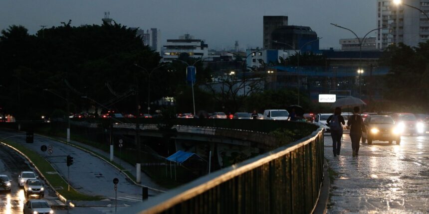 Pessoa morre após ser atingida por fio energizado durante chuva em SP