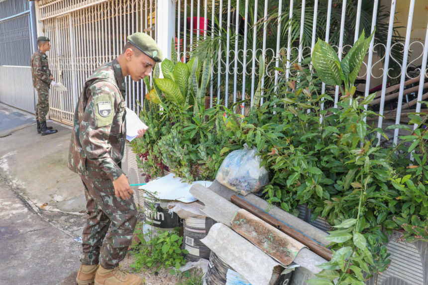 Ação de combate à dengue faz vistoria em residências do PSul, em Ceilândia