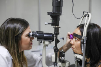 Ação leva atendimento médico, jurídico e cursos a mulheres em Santa Maria