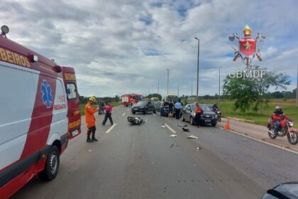 Acidente entre três carros e uma moto resultou em uma vítima em Santa Maria