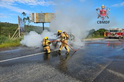 CBMDF é acionado após veículo pegar fogo em Sobradinho