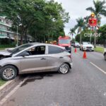 Carro colide com mureta de proteção da passarela de pedestre na 113 Sul