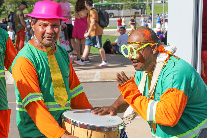 Garis animam a segunda de Carnaval com o Bloco Vassourinha