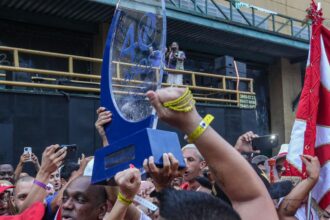 No Rio, desfile das campeãs começa com show inédito