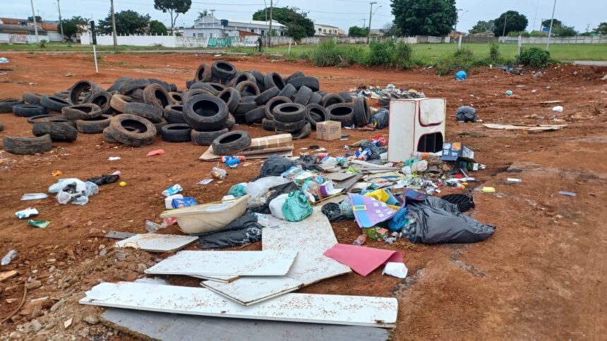 Pneus abandonados e lixo acumulam água em Santa Maria