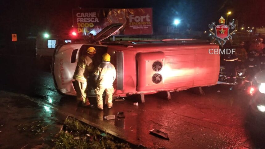Vídeo: Ambulância com paciente tomba após colisão em Ceilândia