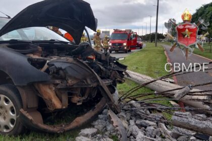 Carro colide com poste e deixa condutora ferida