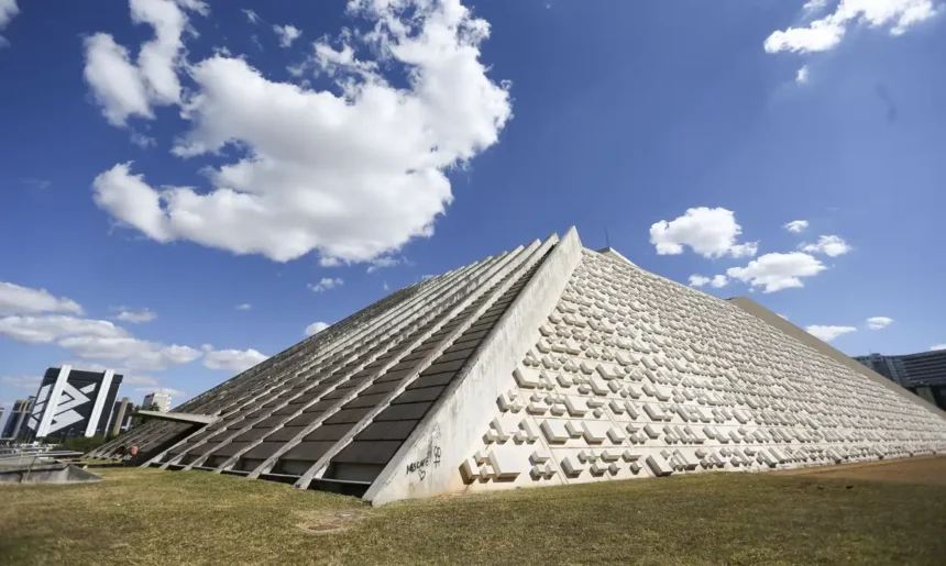 Ícone de Brasília, Teatro Nacional ainda tem história para contar
