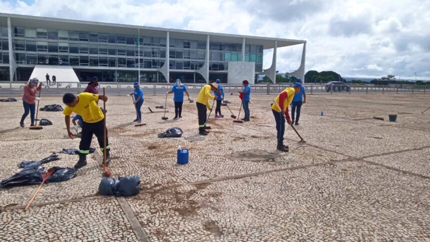 Praça dos Três Poderes recebe serviços de manutenção