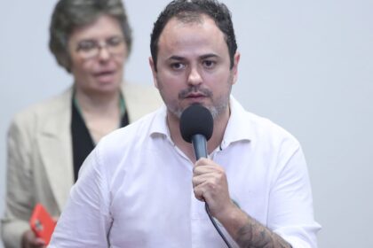 Deputado Glauber Braga expulsa militante do MBL da Câmara
