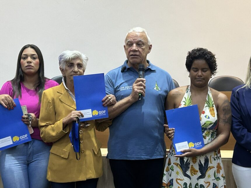 Feirantes recebem documento que autoriza trabalho por 15 anos