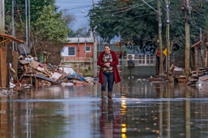 Ponte de contêineres é destruída no Rio Grande do Sul
