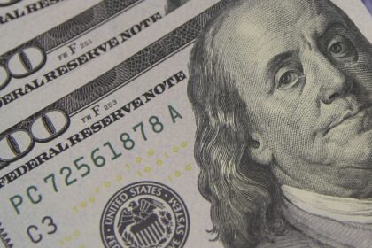 Dólar cai para R$ 5,64 e fecha no menor valor desde outubro