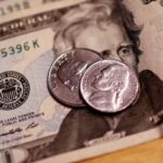 Dólar cai para R$ 5,68 e fecha no menor valor em quatro meses