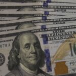 Dólar fecha a R$ 5,70 e cai 3,57% em março