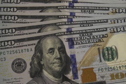 Dólar fecha a R$ 5,70 e cai 3,57% em março