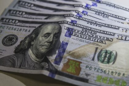 Dólar sobe para R$ 5,75 após imposição de tarifas de Trump