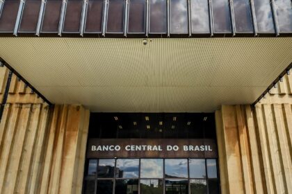 Mercado reduz estimativas para crescimento da economia e inflação