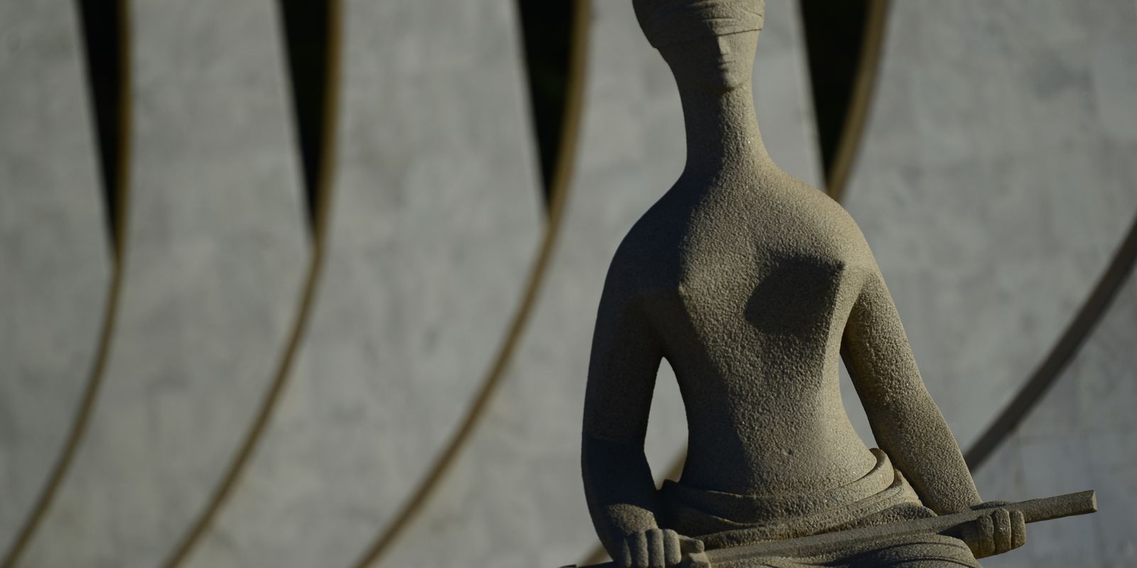 Moraes pede que defesa esclareça se Léo Índio fugiu para a  Argentina