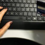 Mulheres contraem mais dívidas e são mais empenhadas em quitá-las