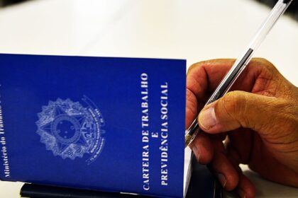 Rendimento mensal do trabalhador bate recorde e chega a R$ 3.378