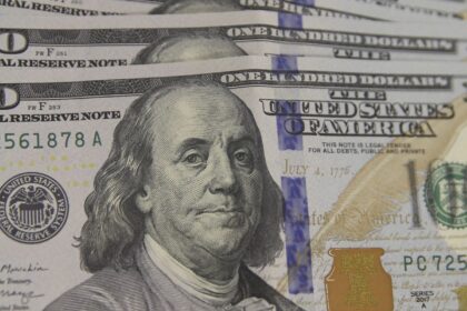 Dólar cai pela sexta vez seguida e fecha em R$ 5,68