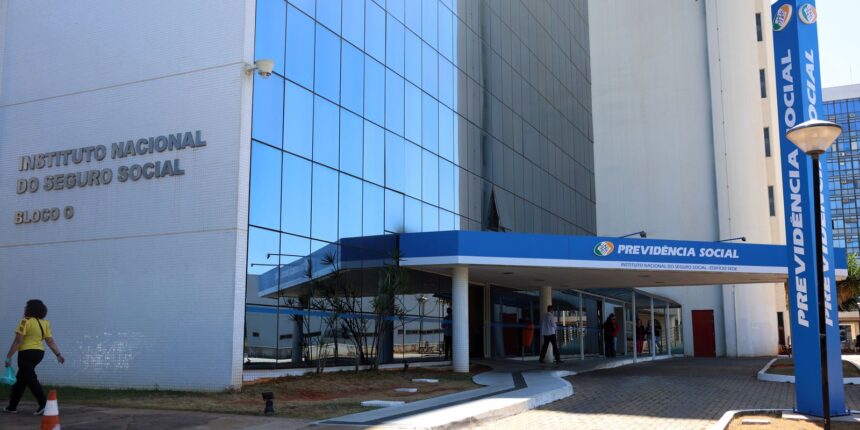 INSS: 13º antecipado injetará R$ 73,3 bi na economia; veja calendário