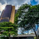 Juros médios cobrados pelos bancos chegam a 43,7% ao ano em fevereiro